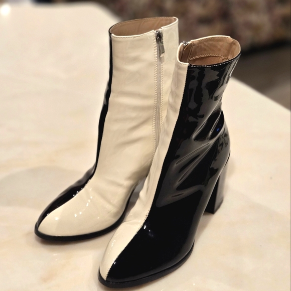 Nasty Gal Chic Two-Tone Black and White Women's Ankle Boots - Picture 1 of 7